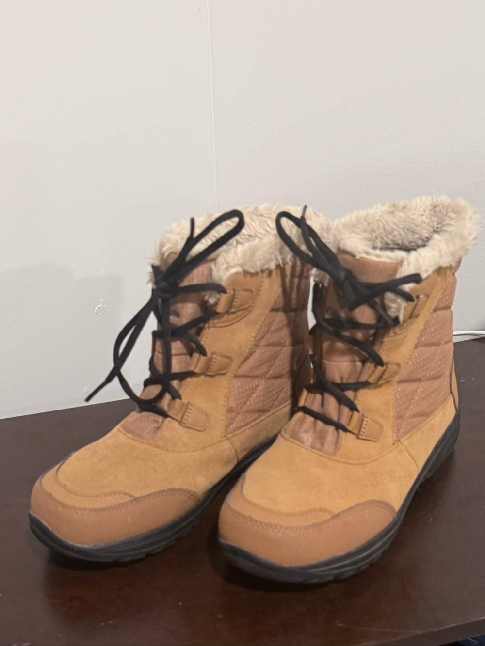 Columbia Women’s Ice Maiden Shorty Fleece lined Winter Boots Size 8